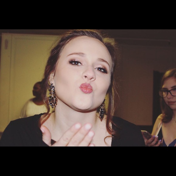 Meet your Posher, Olivia - Picture 1 of 1